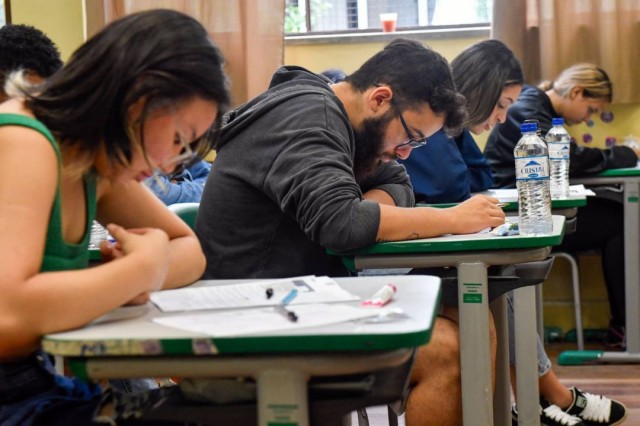 Escolas estaduais de SP aplicam provas do Saeb a partir de segunda-feira (20)