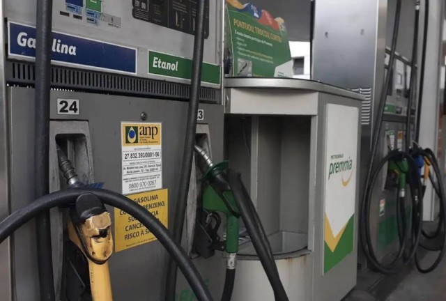 Petrobras reduz preço da gasolina em 4,9% a partir de terça-feira (21)