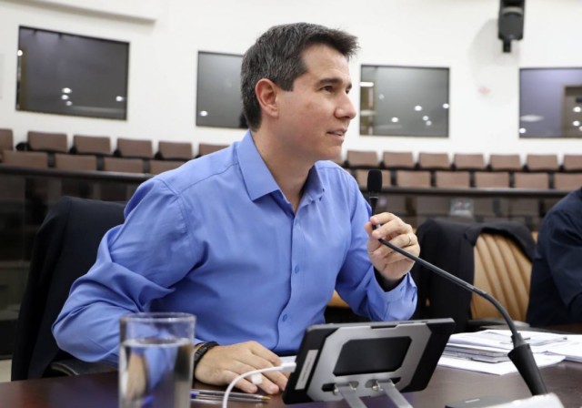 Vereador retira projeto que proíbe animal trancado em sacada ou varanda