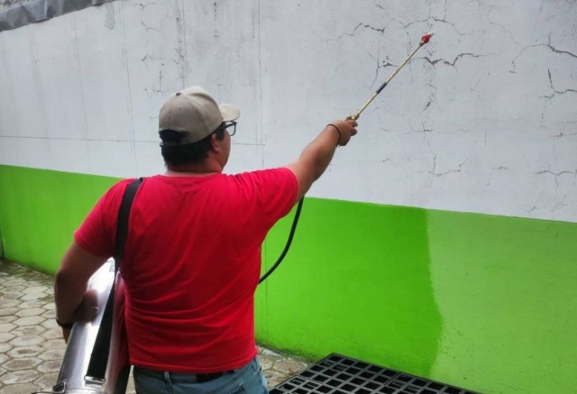 Agentes têm treinamento de nova técnica para borrifação de inseticida