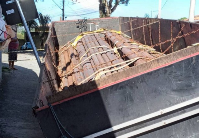 Carga com canos de ferro 'tomba' e causa transtornos no Nova Esperança