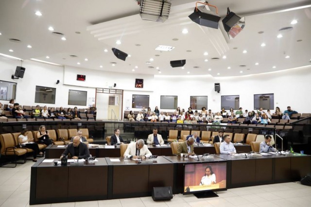 Relembre sessões que 'congelaram' subsídio, criaram 13º e reajustaram salário de prefeito