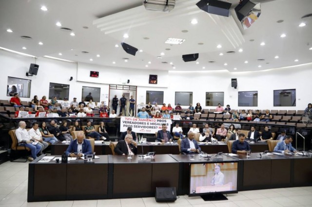 Por maioria de votos, Câmara aprova reajuste de vereador e de assessores