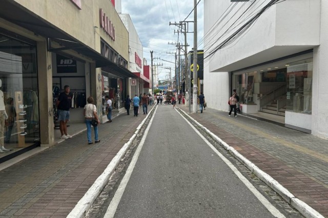 Rua dos Correios é fechada para veículos durante compras de Natal