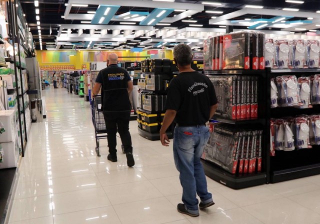 Procon de Jacareí fiscaliza comércio e orienta sobre compras para o Natal