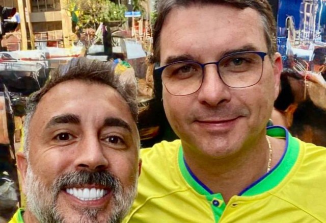 Vereador de São José propõe título de cidadania a Flávio Bolsonaro