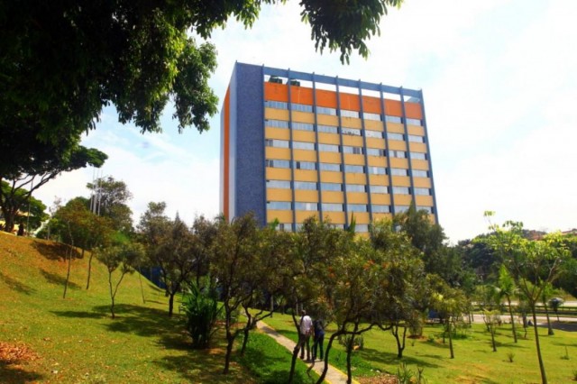 Guardas socorrem mulher após mal súbito no Paço Municipal, em São José