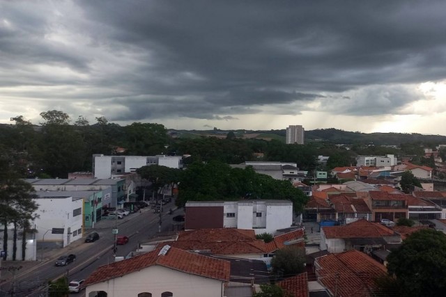 Chuvas provocam alagamentos, queda de árvores e deslizamento em Jacareí