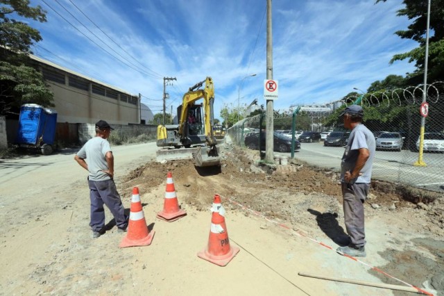 Obra promete acabar com empoçamento ao lado de cervejaria, no bairro Rio Abaixo