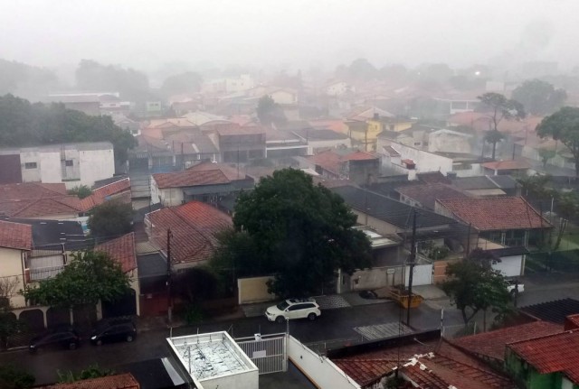 Chuva intensa causa estragos e transbordamentos em bairros de Jacareí