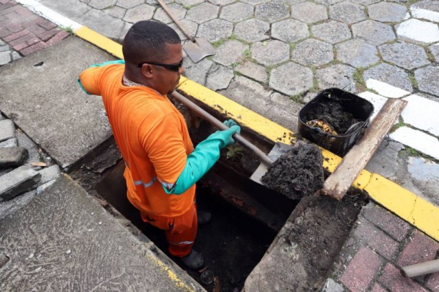 Prefeitura afirma que recolhe 15 toneladas de lixo por dia de córregos e bocas de lobo