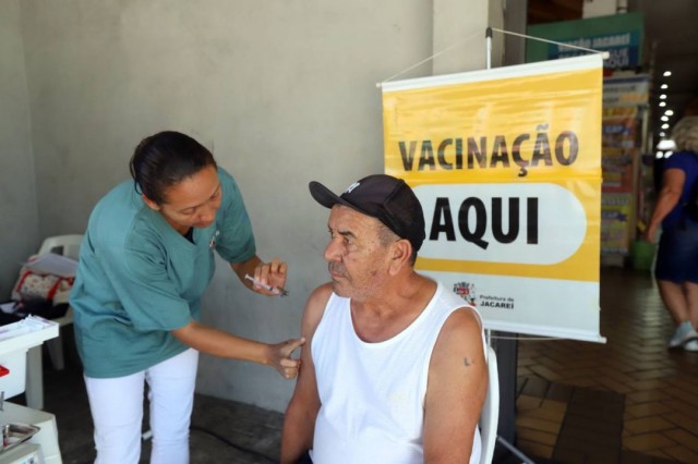 Jacareí realiza vacinação itinerante nesta sexta-feira (6), no Mercadão
