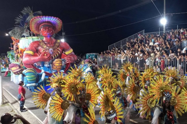 Daniel Munduruku é tema da Estrela Cadente na abertura do desfile, em Jacareí