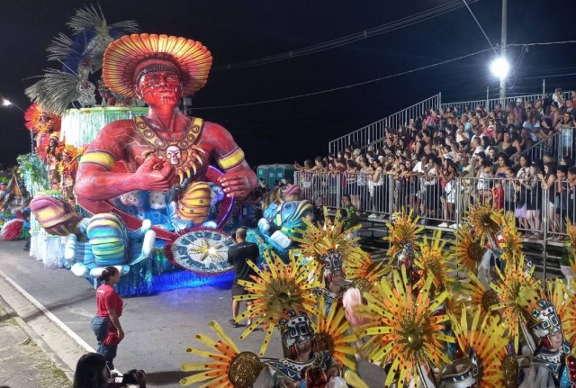 Daniel Munduruku é tema da Estrela Cadente na abertura do desfile, em Jacareí