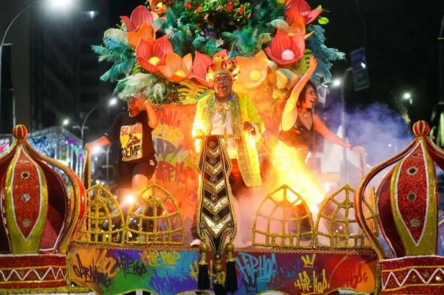 Retomada de desfile leva público ao delírio na região central de São José