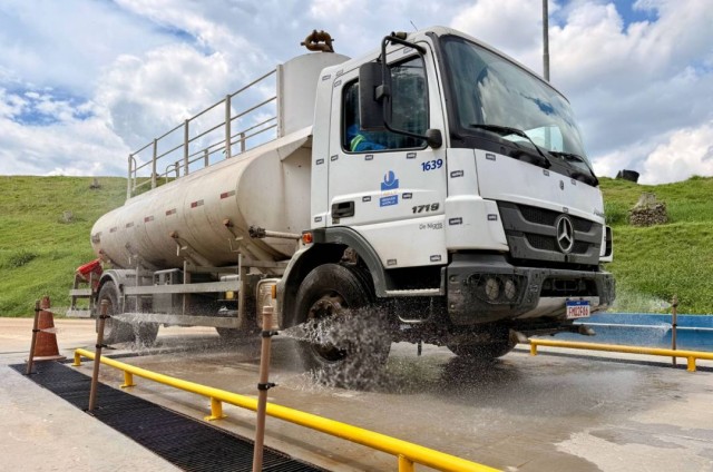 Urbam tem lava-rodas automático para veículos no aterro municipal de São José