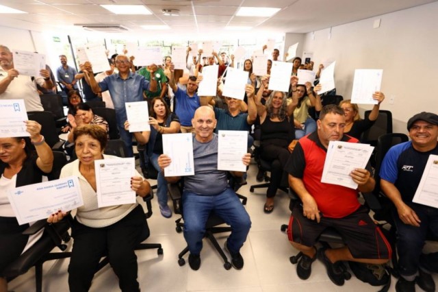 São José entrega alvarás para proprietários de trailers que exercem a atividade em áreas públicas
