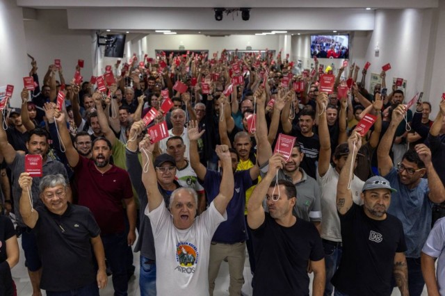 Trabalhadores aprovam proposta para retomada e encerram greve histórica