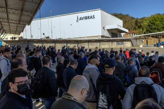 Trabalhadores aprovam proposta para retomada e encerram greve histórica