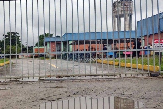 Pais reclamam de lama e alagamentos em frente à escola municipal no Jardim Emília