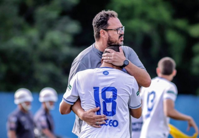 Contrariado com virada, técnico cobra reação imediata após derrota em casa