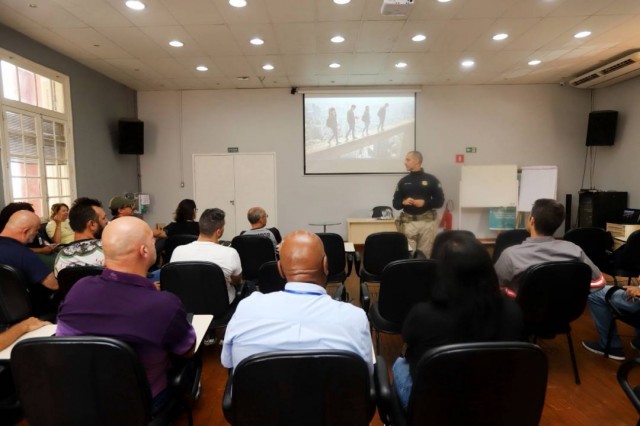 Saúde de Jacareí capacita motoristas da área em parceria com Polícia Rodoviária