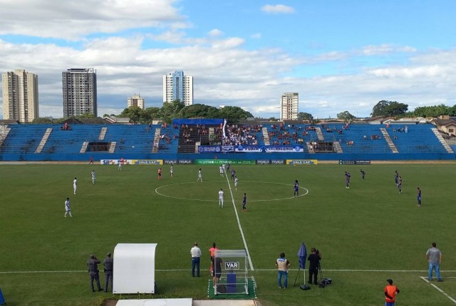 VAR entra em cena, evita pênalti e mantém Jacareí vivo nas quartas