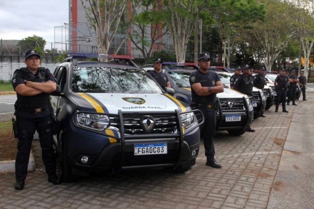 Fiscalização fecha estabelecimentos irregulares e notifica outros dois