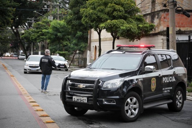 Polícia Civil descobre central de golpes em imóvel de luxo; 10 são presos