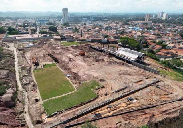 Sobrevoo expõe obra parada no Morro do Cristo e incertezas sobre estádio de rugby