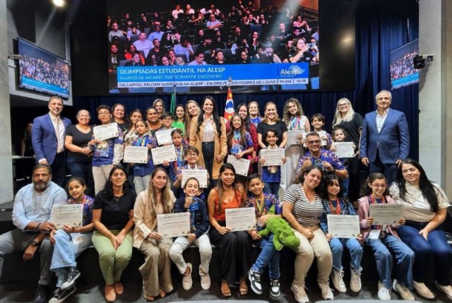 Estudantes de Jacareí são homenageados por desempenho em olimpíadas do conhecimento