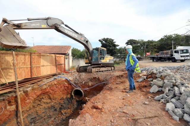 Rua Padre Eugênio recebe obras de drenagem, pavimentação e ciclovia