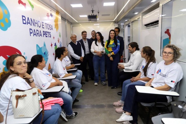 Primeira-dama de SP acompanha início de cursos gratuitos em unidade móvel