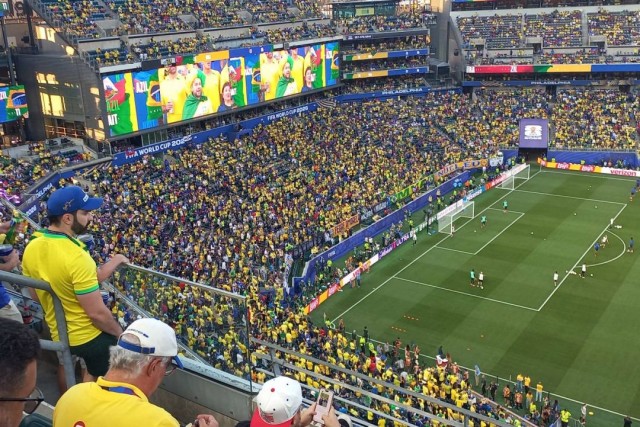 Brasil vence a primeira, assume liderança e fica perto da vaga