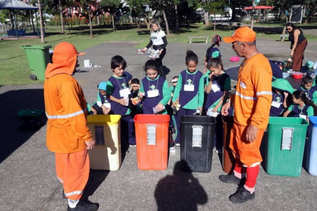 Crianças participam de aula de campo sobre educação ambiental
