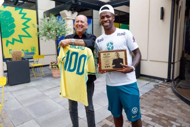 Vini Jr. e Galvão Bueno trocam homenagens após gol histórico