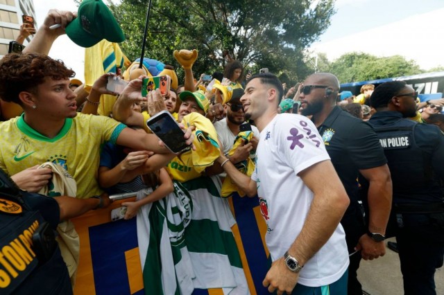 Brasil vence o Japão nos acréscimos e avança às oitavas da Copa
