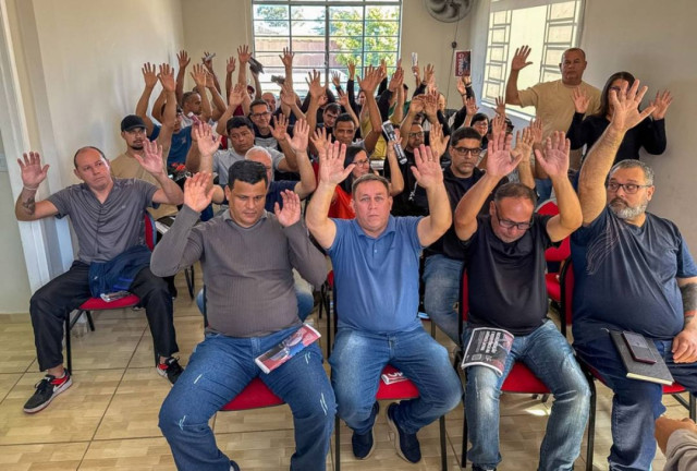 Trabalhadores da Parker mantêm greve e aguardam nova negociação