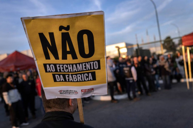 Grevistas mantêm acampamento após anúncio de fechamento da Parker
