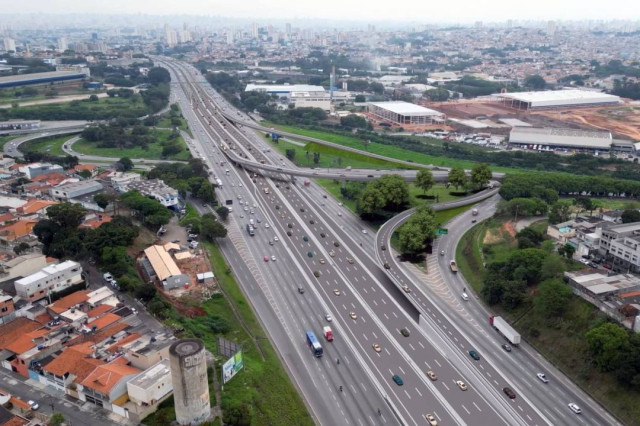 ​Feriado deve levar 1,6 milhão de veículos para a Dutra e Rio-Santos