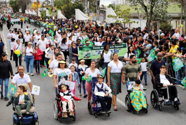 Desfile cívico marca o 7 de Setembro em Jacareí