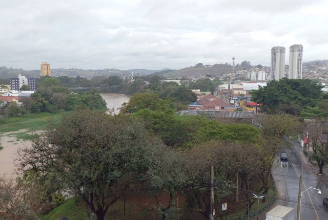 Chuva provoca alagamentos e movimentação de solo em Jacareí