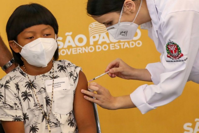 Indígena que faz tratamento de saúde em SP é 1ª criança vacinada do Brasil