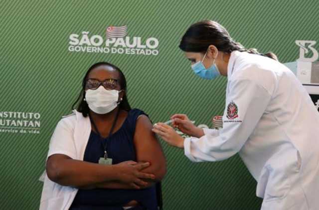 Em um ano de vacinação, quase 70% dos brasileiros já tomaram duas doses