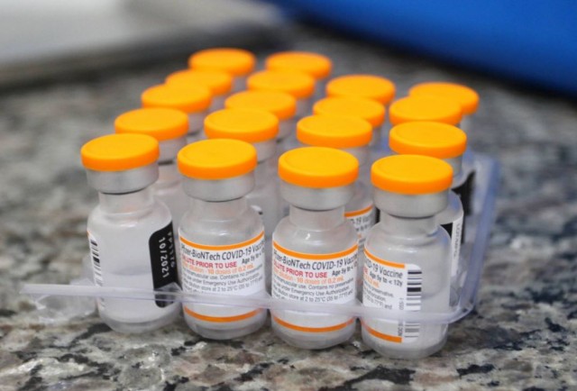 Pfizer diz que crianças que receberam vacina de adulto devem ser monitoradas
