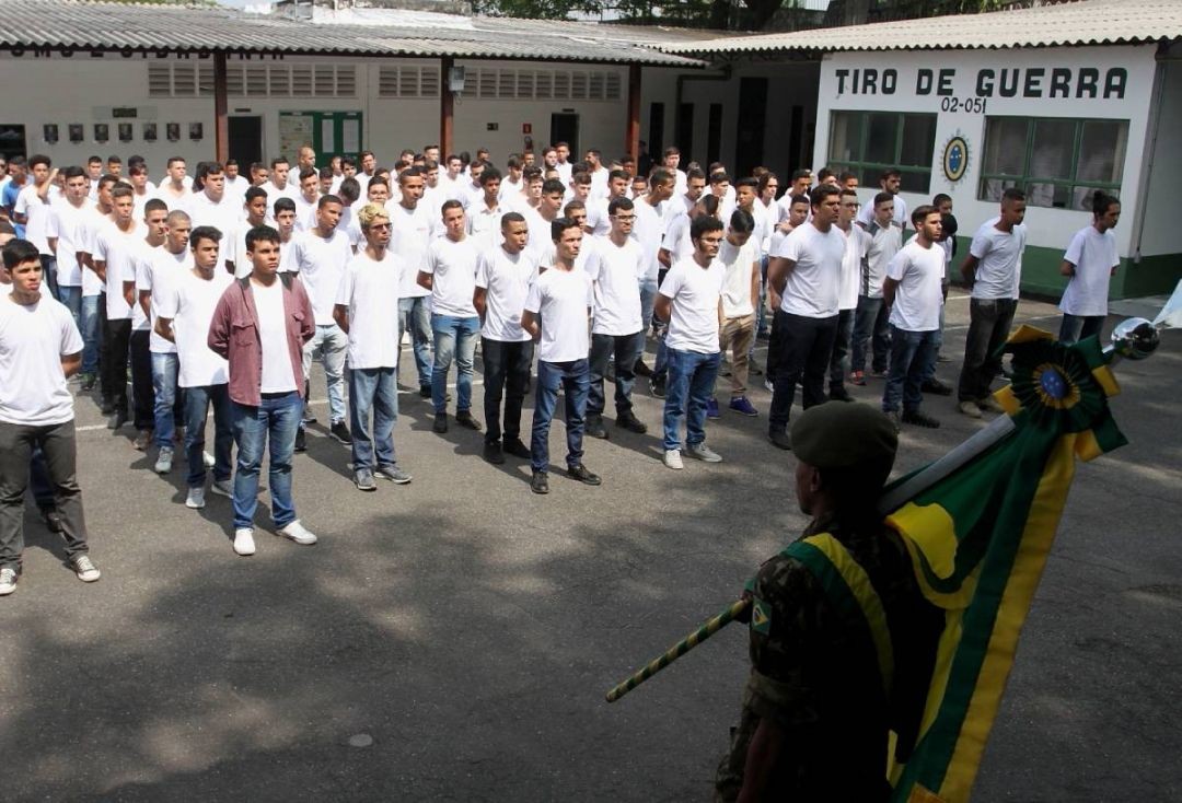 Jovens que completam 18 anos fazem alistamento militar; veja como funciona  - Hoje São Paulo