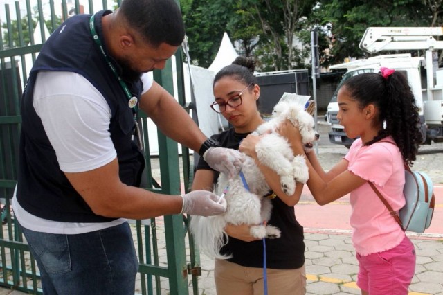 Região do Jardim Paraíso recebe vacinação antirrábica para cães e gatos