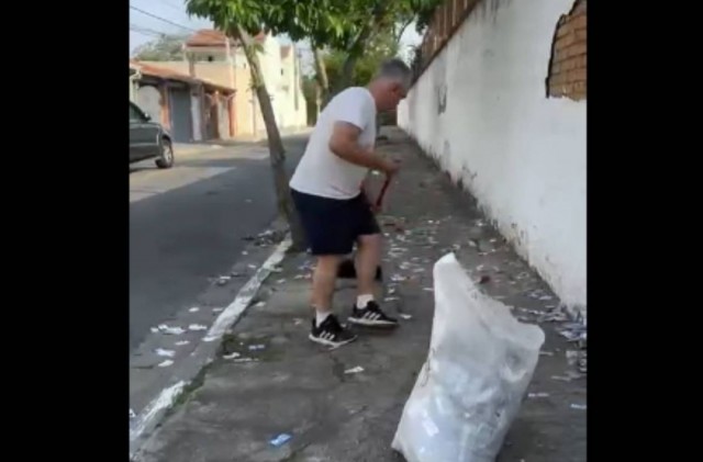 Candidato a prefeito recolhe 'santinhos' jogados no chão em frente ao cemitério