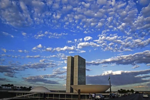 Relator antecipa fim da reeleição para 2030 e CCJ adia votação