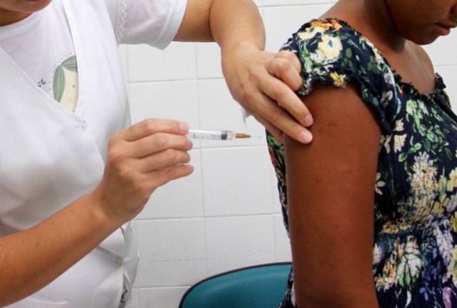 Jacareí amplia vacinação itinerante com aplicação de doses em supermercados